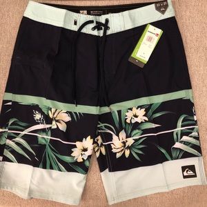 NWT Men’s Quicksilver Boardshorts - Sz 33